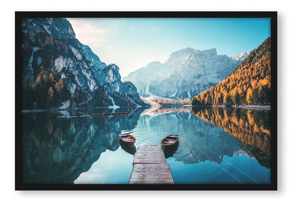 Pixxprint Boote am Steg des Pragser Wildsee, Poster mit Bilderrahmen