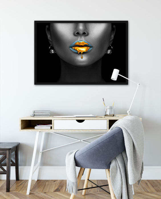 Frauenmund mit goldenem Gloss B&W Detail, Poster mit Bilderrahmen