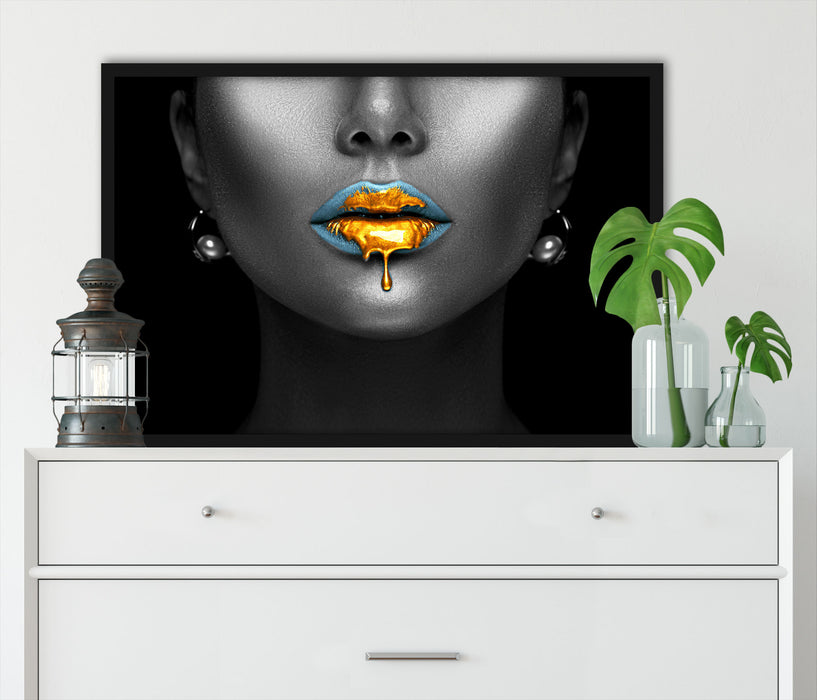 Frauenmund mit goldenem Gloss B&W Detail, Poster mit Bilderrahmen