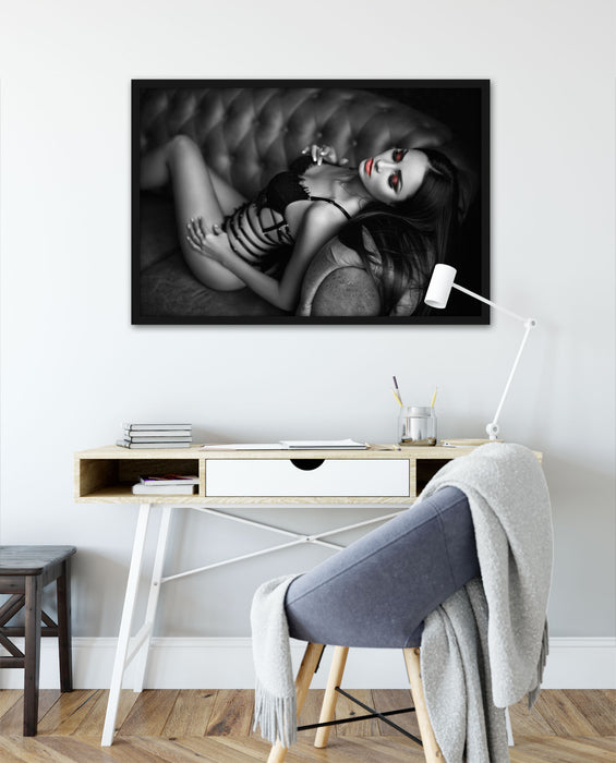 Frau in Dessous räkelt sich auf Sofa B&W Detail, Poster mit Bilderrahmen
