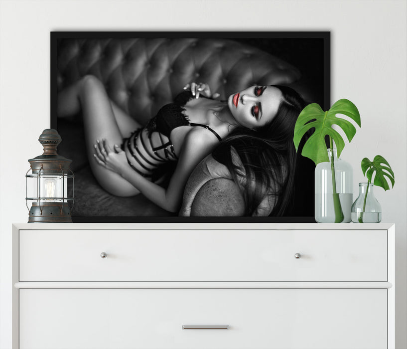 Frau in Dessous räkelt sich auf Sofa B&W Detail, Poster mit Bilderrahmen