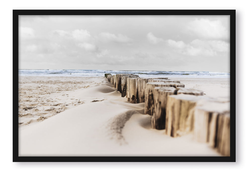 Pixxprint Nahaufnahme Steg aus Holzpföcken am Meer B&W Detail, Poster mit Bilderrahmen