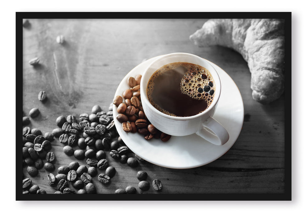 Tasse Kaffee mit Bohnen und Croissant B&W Detail, Poster mit Bilderrahmen