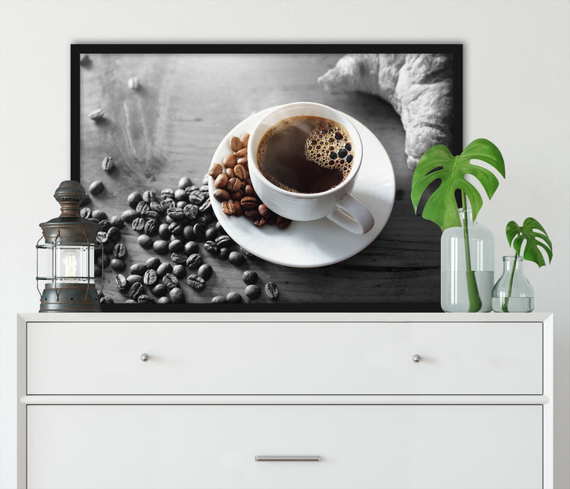 Tasse Kaffee mit Bohnen und Croissant B&W Detail, Poster mit Bilderrahmen
