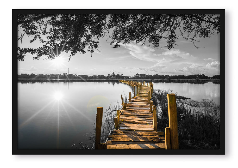 Pixxprint Holzbrücke über Natursee im Sommer B&W Detail, Poster mit Bilderrahmen
