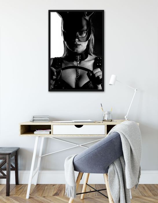 Sexy Frau mit Halsband und Hasenmaske, Monochrome, Poster mit Bilderrahmen