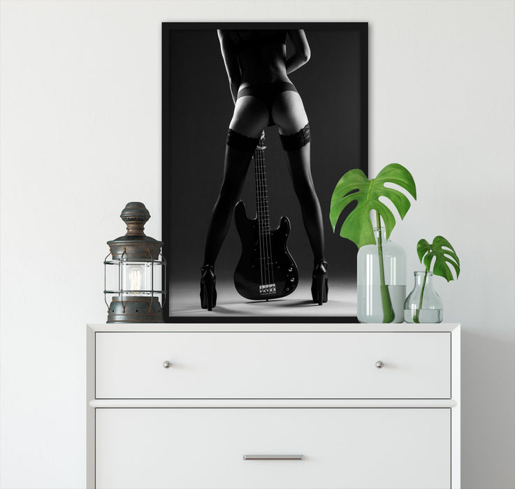 Frau in Spitzenstrümpfen mit Gitarre, Monochrome, Poster mit Bilderrahmen