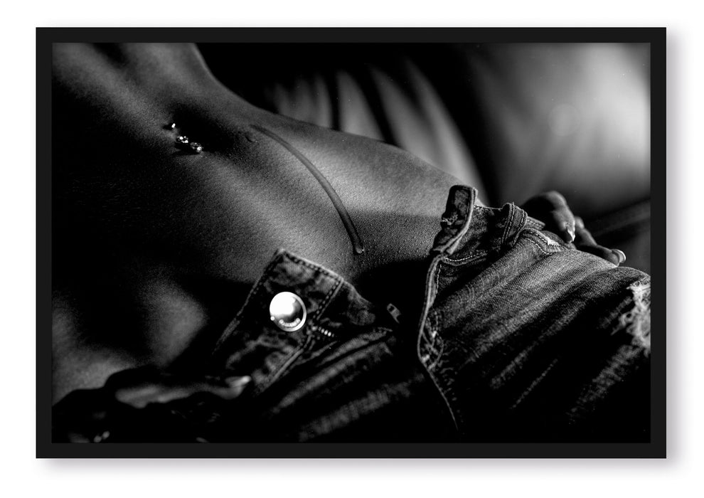 Pixxprint Schweißperle auf Frauenbauch, Monochrome, Poster mit Bilderrahmen