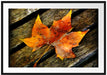 kleines Herbstblatt auf Holz Passepartout 100x70
