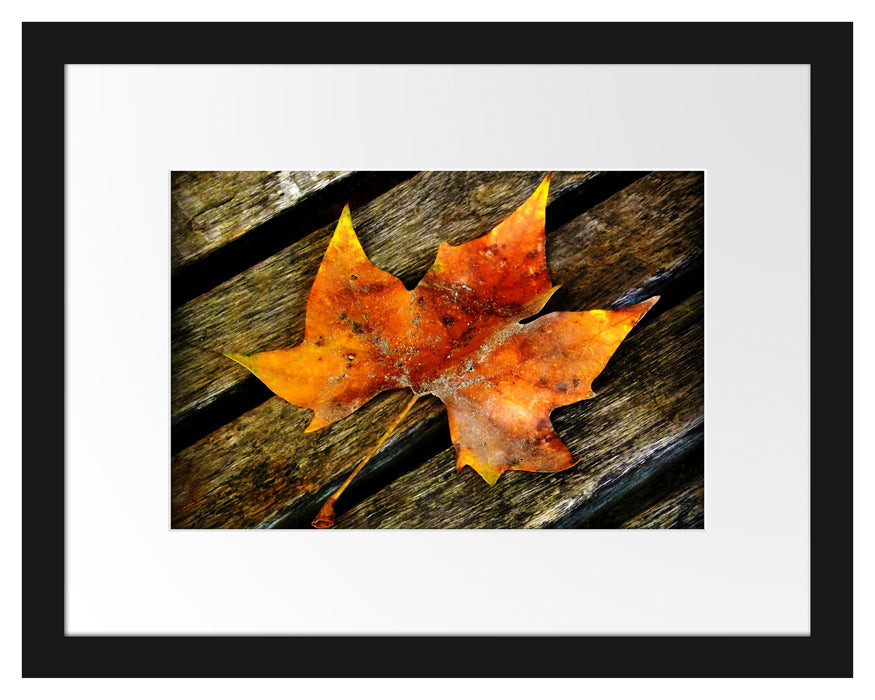 kleines Herbstblatt auf Holz Passepartout 38x30