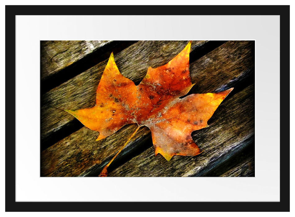 kleines Herbstblatt auf Holz Passepartout 55x40