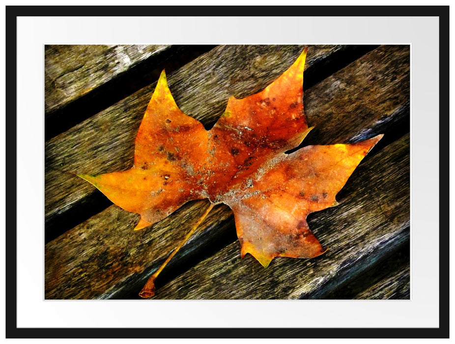 kleines Herbstblatt auf Holz Passepartout 80x60