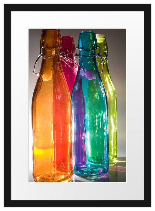bunte Glasflaschen, im Galerie-Passepartout Bilderrahmen—