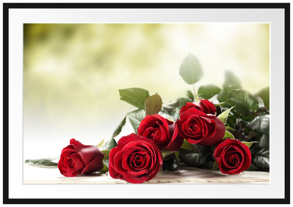 Pixxprint Rosenstrauß auf Holztisch, im Galerie-Passepartout Bilderrahmen