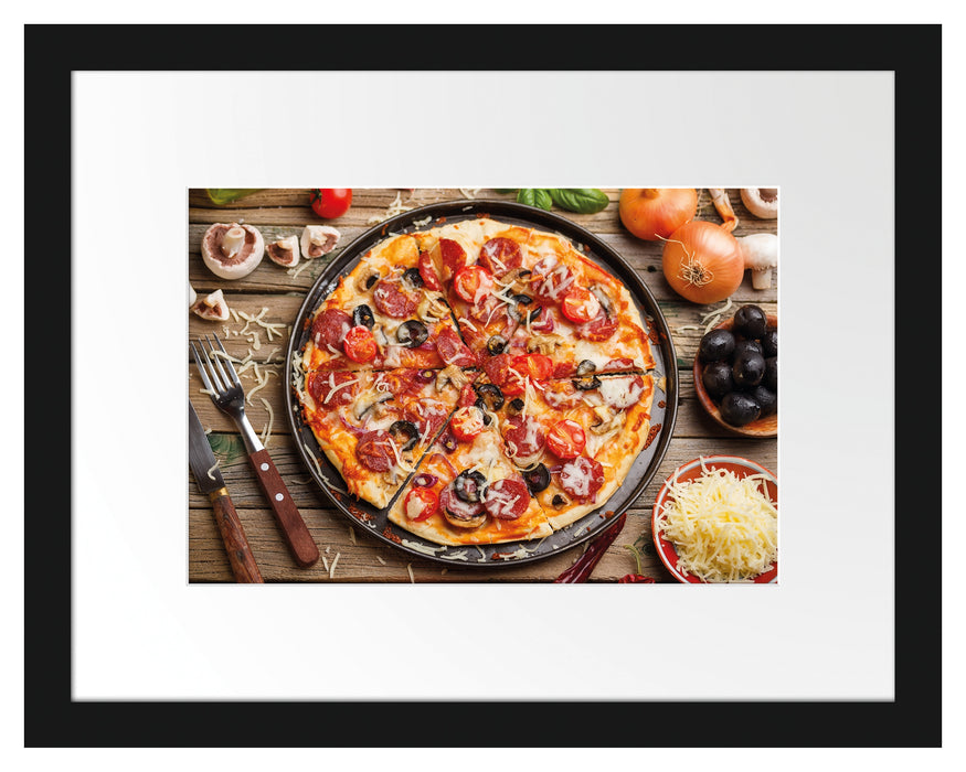 Leckere Pizza auf Holztisch Passepartout 38x30