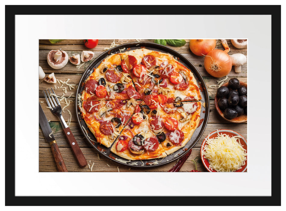 Leckere Pizza auf Holztisch Passepartout 55x40