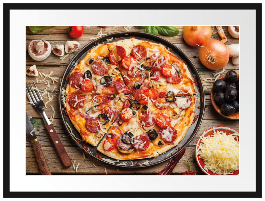 Leckere Pizza auf Holztisch Passepartout 80x60