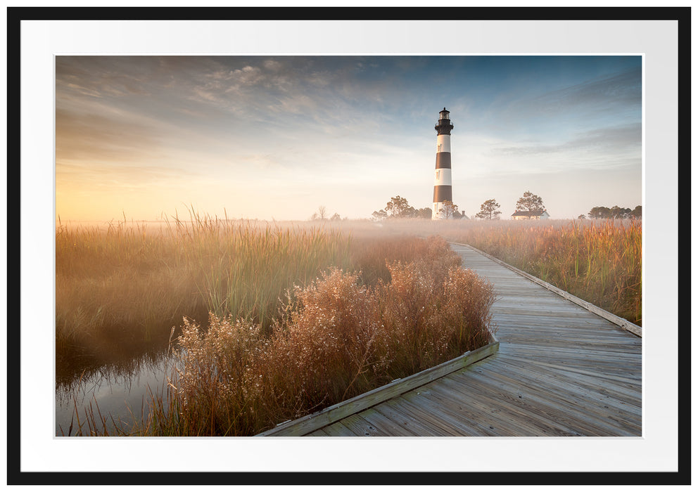 Pixxprint Leuchtturm im Nebel, im Galerie-Passepartout Bilderrahmen
