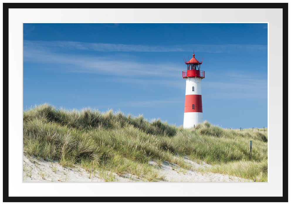 Pixxprint Leuchtturm hinter Dünen, im Galerie-Passepartout Bilderrahmen