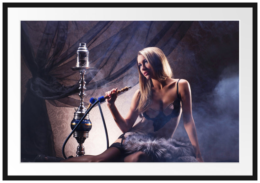 Pixxprint Schöne Frau mit Shisha, im Galerie-Passepartout Bilderrahmen