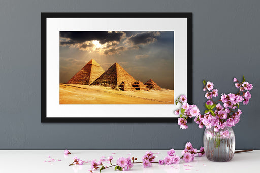 Pyramiden von Gizeh im Sonnenlicht Passepartout Wohnzimmer