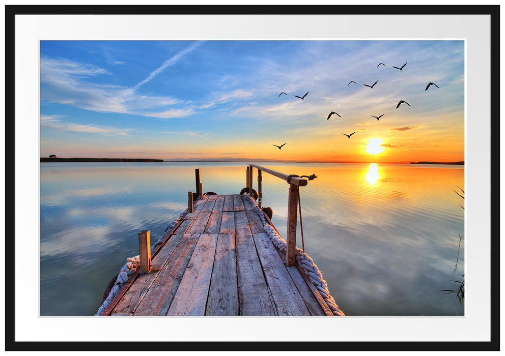 Pixxprint Steg mit Möwen bei Sonnenuntergang, im Galerie-Passepartout Bilderrahmen