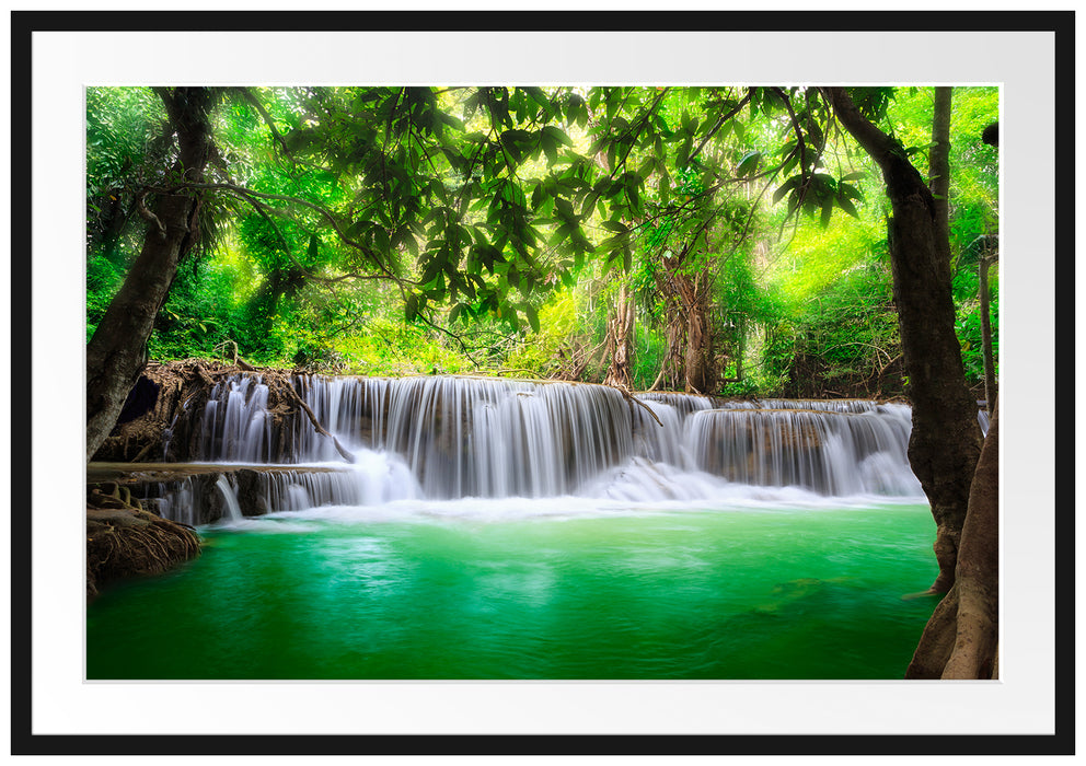 Pixxprint Kleiner Wasserfall im Dschungel, im Galerie-Passepartout Bilderrahmen