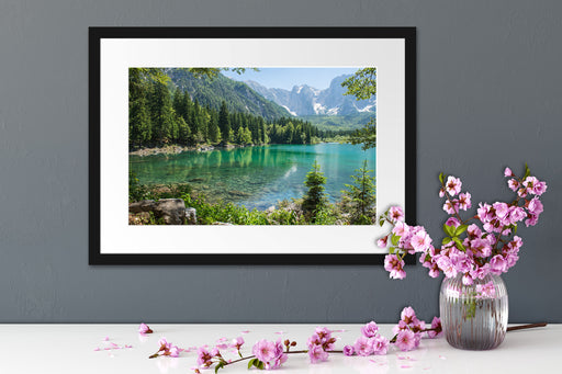 Wunderschöner See im Wald Passepartout Wohnzimmer