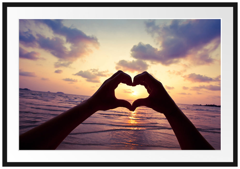Pixxprint Mit Händen Herz am Meer, im Galerie-Passepartout Bilderrahmen