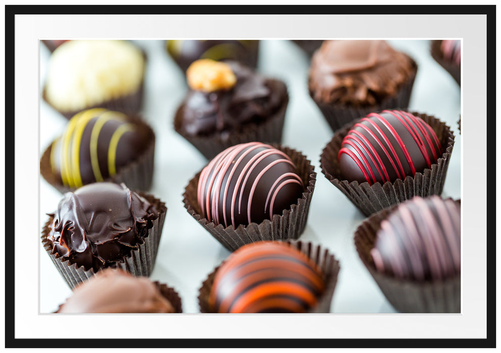 Pixxprint Süße Pralinen, im Galerie-Passepartout Bilderrahmen