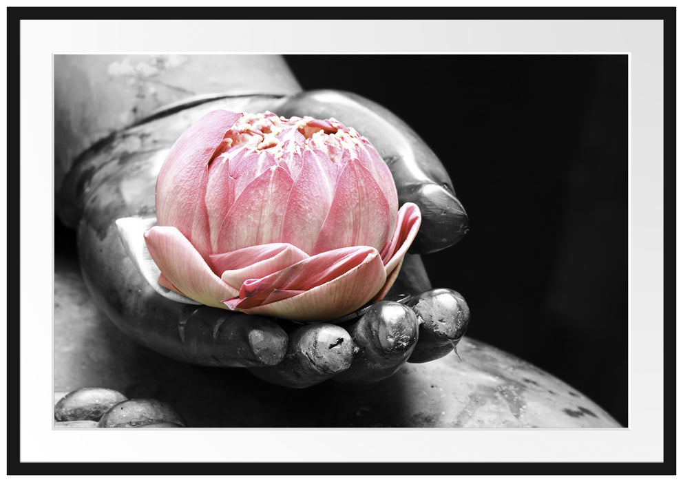 Pixxprint Lotus in einer Hand eines Buddhas, im Galerie-Passepartout Bilderrahmen