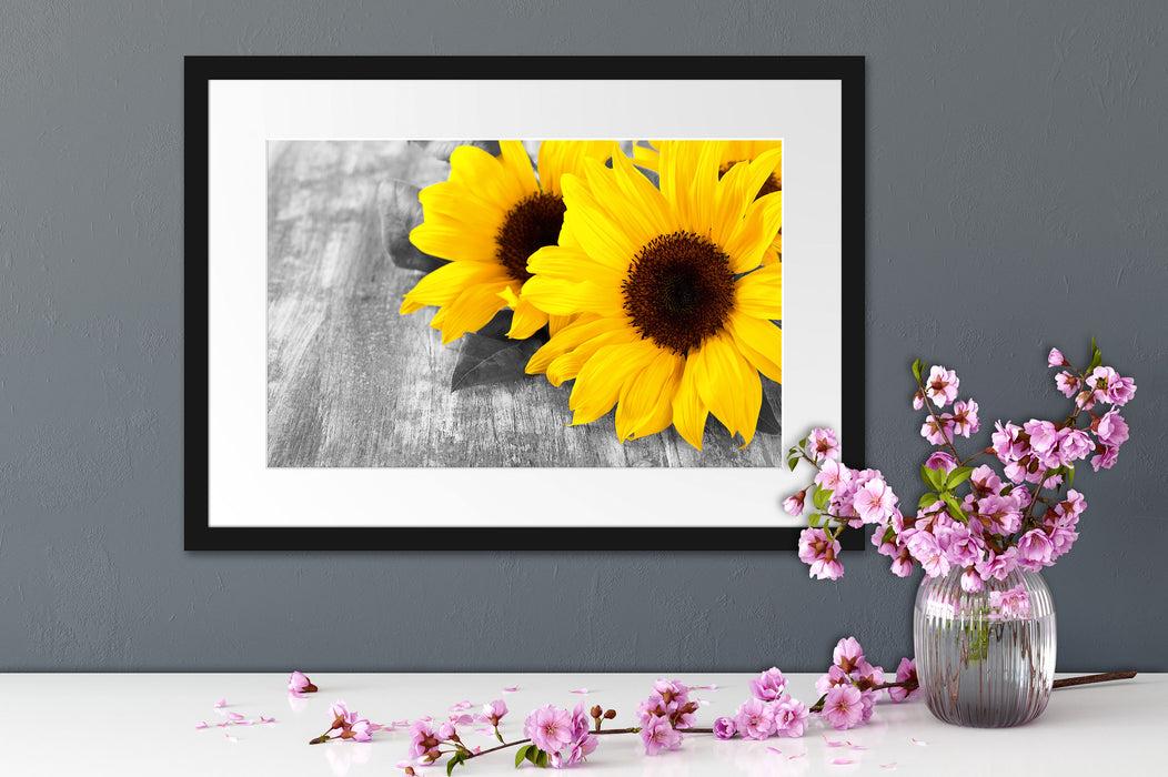 schöne Sonnenblumen auf Holztisch Passepartout Wohnzimmer
