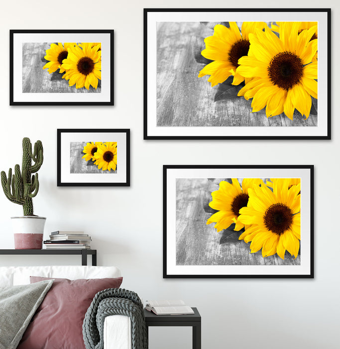 schöne Sonnenblumen auf Holztisch Passepartout Dekovorschlag