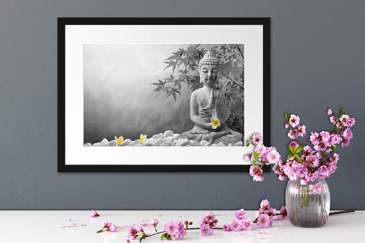 Buddha mit Monoi Blüte in der Hand Passepartout Wohnzimmer