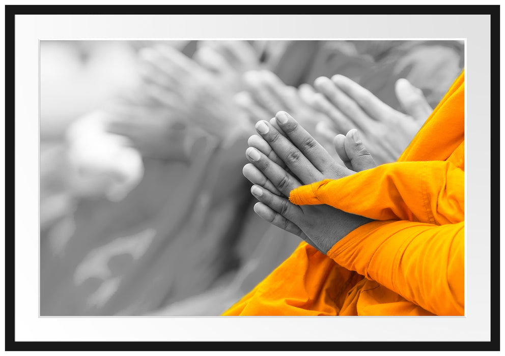 Pixxprint betende Mönche in Tibet, im Galerie-Passepartout Bilderrahmen