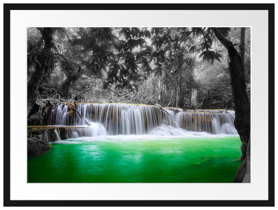 schöner Wasserfall im Dschungel Passepartout 80x60
