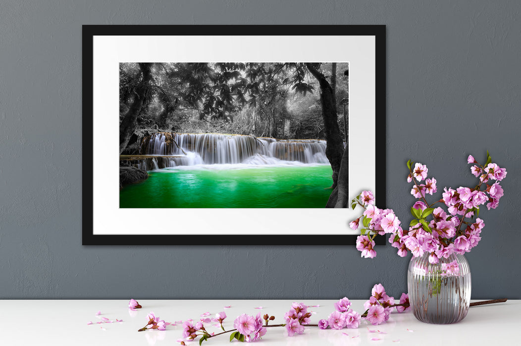 schöner Wasserfall im Dschungel Passepartout Wohnzimmer