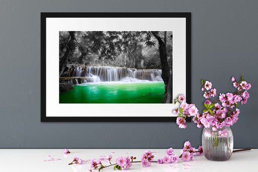 schöner Wasserfall im Dschungel Passepartout Wohnzimmer