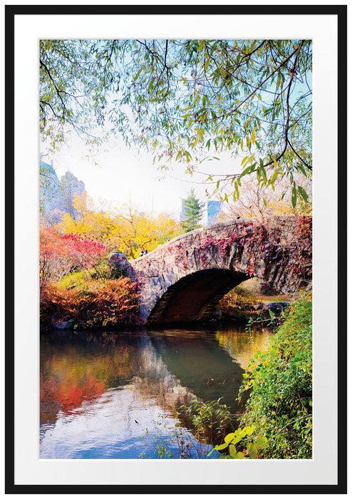 Pixxprint Brücke im Central Park im Herbst, im Galerie-Passepartout Bilderrahmen