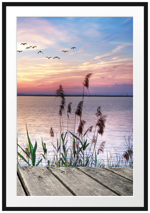 Pixxprint Steg mit Ausblick aufs Meer, im Galerie-Passepartout Bilderrahmen