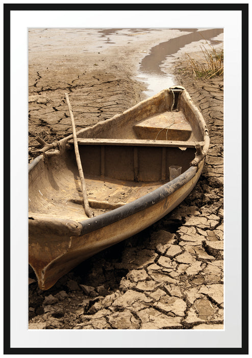 Pixxprint Boot im ausgetrockneten See, im Galerie-Passepartout Bilderrahmen