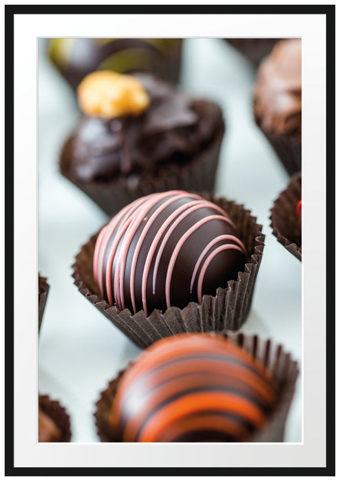 Pixxprint Süße Pralinen, im Galerie-Passepartout Bilderrahmen