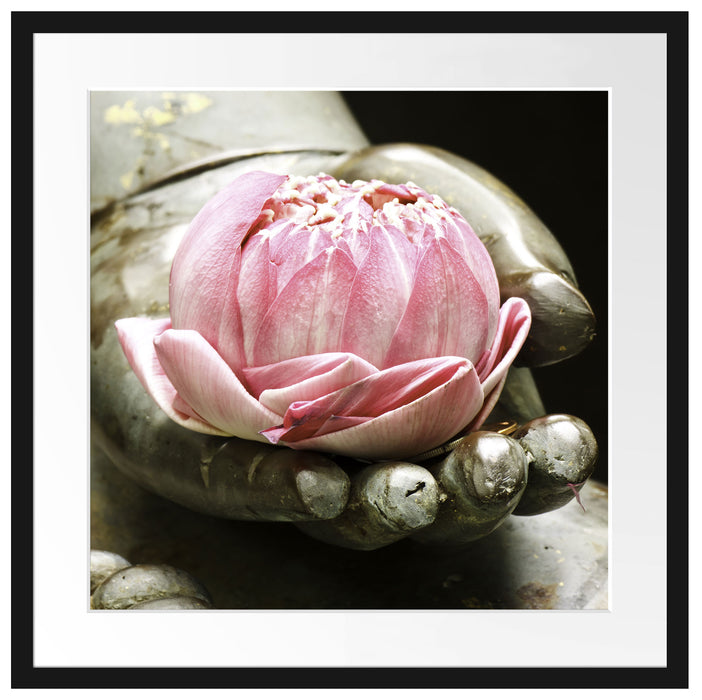Lotus auf der Hand eines Buddhas Passepartout Quadratisch 55x55