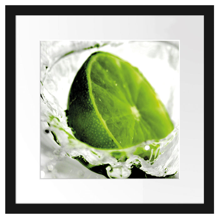 Limette fällt in Wasser Passepartout Quadratisch 40x40