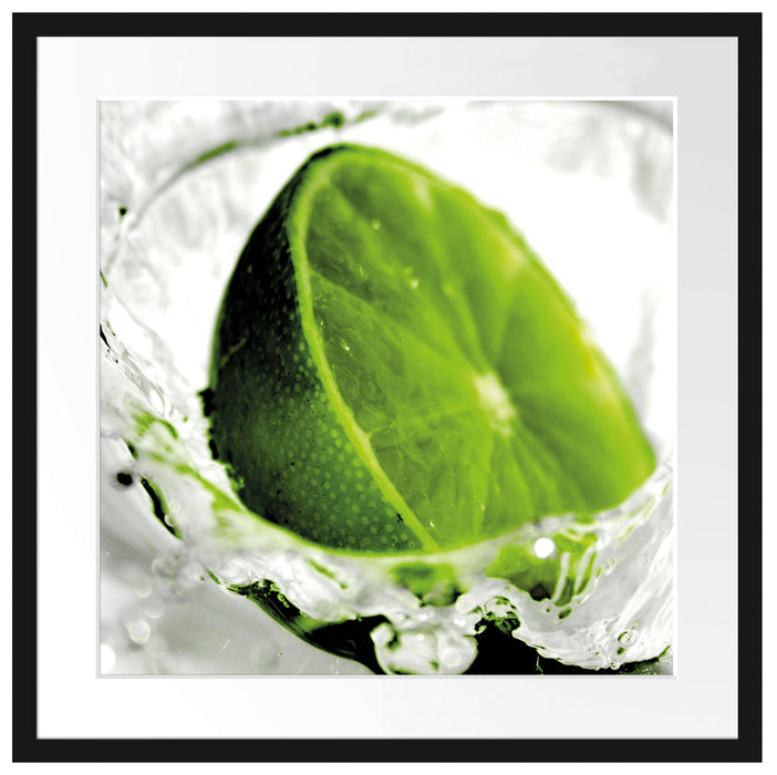 Limette fällt in Wasser Passepartout Quadratisch 55x55