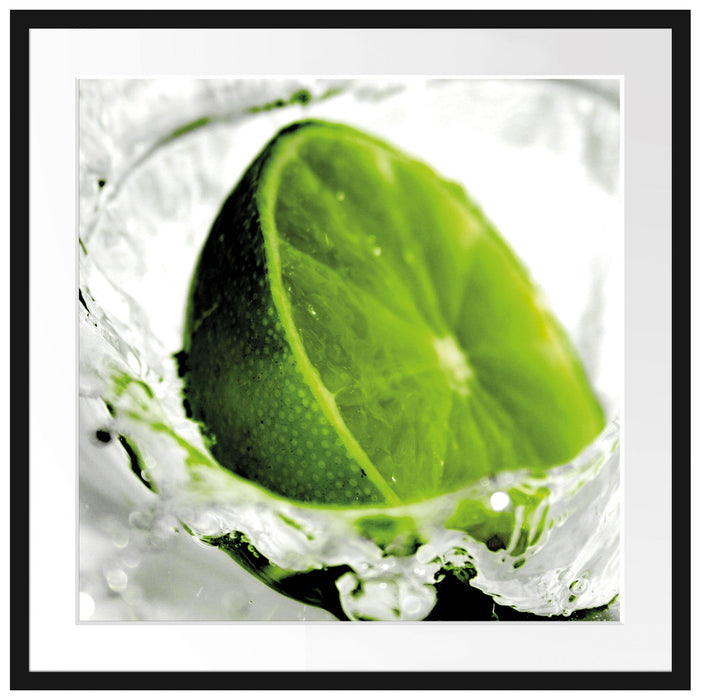 Limette fällt in Wasser Passepartout Quadratisch 70x70