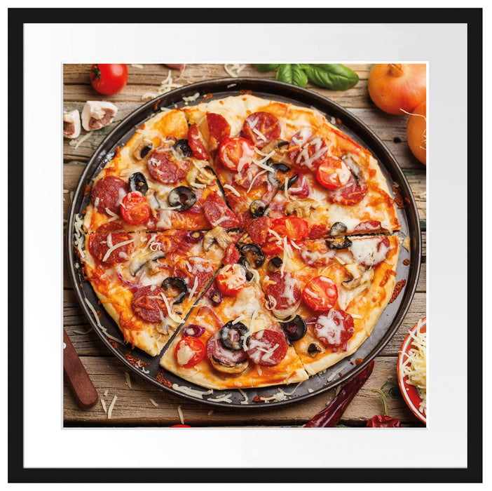 Leckere Pizza auf Holztisch Passepartout Quadratisch 55x55
