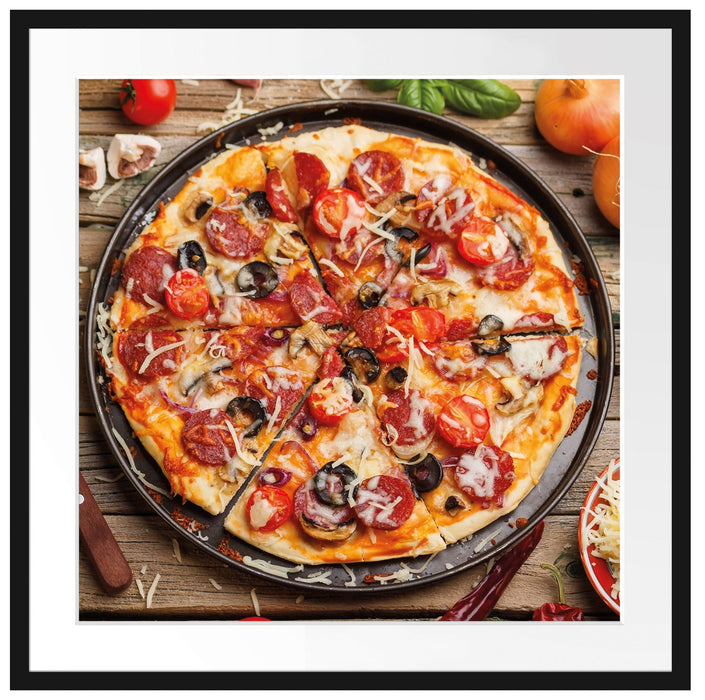 Leckere Pizza auf Holztisch Passepartout Quadratisch 70x70