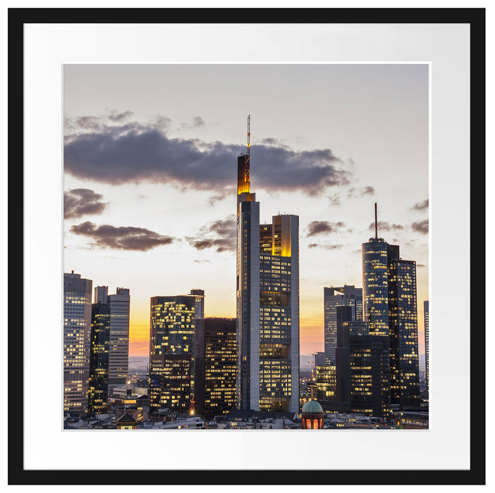 Wolkenkratzer bei Sonnenuntergang Passepartout Quadratisch 55x55