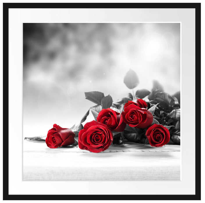 schöner Rosenstrauß auf Tisch Passepartout Quadratisch 70x70